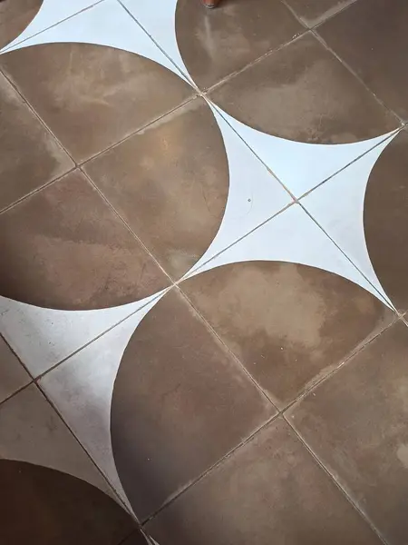 Kahverengi ve beyaz seramik fayansların soyut arkaplanı