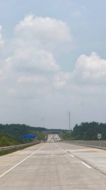 Yolu seyret. Boş paralı yol. Dağlarda yol