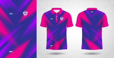 Mavi mor ve pembe polo spor tişörtü.