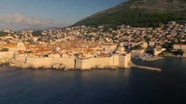 Hırvatistan 'ın Sunset kentindeki Dubrovnik Eski Kasabası' nın Hava Görüntüsü, UNESCO Dünya Mirası Alanı 4K, Game of Thrones çekim yeri, Kings Landing. Yüksek kalite 4k görüntü