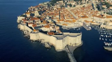 Hırvatistan 'ın Sunset kentindeki Dubrovnik Eski Kasabası' nın Hava Görüntüsü, UNESCO Dünya Mirası Alanı 4K, Game of Thrones çekim yeri, Kings Landing. Yüksek kalite 4k görüntü
