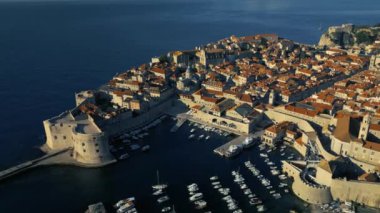 Hırvatistan 'ın Sunrise kentindeki Dubrovnik Eski Kasabası' nın Hava Görüntüsü, UNESCO Dünya Mirası Alanı 4K, Game of Thrones çekim yeri, Kings Landing. Yüksek kalite 4k görüntü