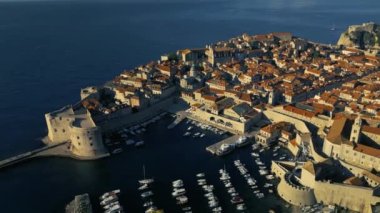 Hırvatistan 'ın Sunrise kentindeki Dubrovnik Eski Kasabası' nın Hava Görüntüsü, UNESCO Dünya Mirası Alanı 4K, Game of Thrones çekim yeri, Kings Landing. Yüksek kalite 4k görüntü