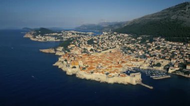 Hırvatistan 'ın Sunrise kentindeki Dubrovnik Eski Kasabası' nın Hava Görüntüsü, UNESCO Dünya Mirası Alanı 4K, Game of Thrones çekim yeri, Kings Landing. Yüksek kalite 4k görüntü