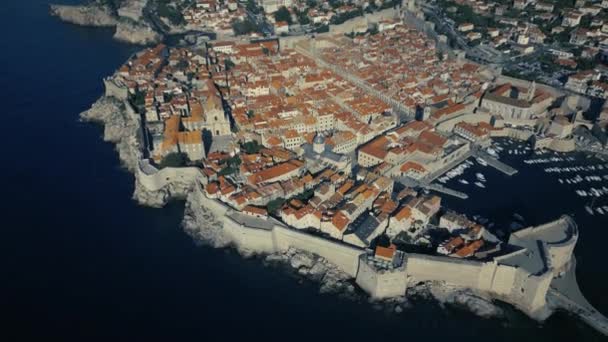 日の出でドゥブロヴニク旧市街の空中ビュー クロアチア ユネスコ世界遺産4K 玉座撮影場所のゲーム キングスランディング 高品質4K映像 — ストック動画