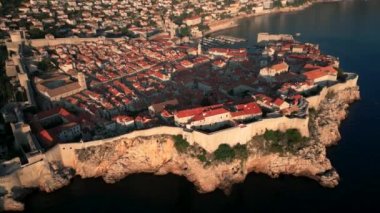 Hırvatistan 'ın Sunset kentindeki Dubrovnik Eski Kasabası' nın Hava Görüntüsü, UNESCO Dünya Mirası Alanı 4K, Game of Thrones çekim yeri, Kings Landing. Yüksek kalite 4k görüntü