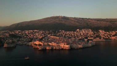 Hırvatistan 'ın Sunset kentindeki Dubrovnik Eski Kasabası' nın Hava Görüntüsü, UNESCO Dünya Mirası Alanı 4K, Game of Thrones çekim yeri, Kings Landing. Yüksek kalite 4k görüntü