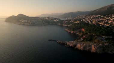 Hırvatistan 'ın Sunset kentindeki Dubrovnik Eski Kasabası' nın Hava Görüntüsü, UNESCO Dünya Mirası Alanı 4K, Game of Thrones çekim yeri, Kings Landing. Yüksek kalite 4k görüntü
