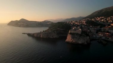 Hırvatistan 'ın Sunset kentindeki Dubrovnik Eski Kasabası' nın Hava Görüntüsü, UNESCO Dünya Mirası Alanı 4K, Game of Thrones çekim yeri, Kings Landing. Yüksek kalite 4k görüntü