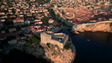 Hırvatistan 'ın Sunset kentindeki Dubrovnik Eski Kasabası' nın Hava Görüntüsü, UNESCO Dünya Mirası Alanı 4K, Game of Thrones çekim yeri, Kings Landing. Yüksek kalite 4k görüntü