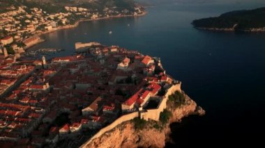 Hırvatistan 'ın Sunset kentindeki Dubrovnik Eski Kasabası' nın Hava Görüntüsü, UNESCO Dünya Mirası Alanı 4K, Game of Thrones çekim yeri, Kings Landing. Yüksek kalite 4k görüntü