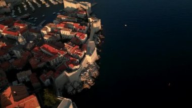 Hırvatistan 'ın Sunset kentindeki Dubrovnik Eski Kasabası' nın Hava Görüntüsü, UNESCO Dünya Mirası Alanı 4K, Game of Thrones çekim yeri, Kings Landing. Yüksek kalite 4k görüntü