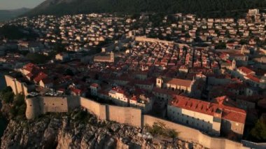Hırvatistan 'ın Sunset kentindeki Dubrovnik Eski Kasabası' nın Hava Görüntüsü, UNESCO Dünya Mirası Alanı 4K, Game of Thrones çekim yeri, Kings Landing. Yüksek kalite 4k görüntü