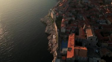 Hırvatistan 'ın Sunset kentindeki Dubrovnik Eski Kasabası' nın Hava Görüntüsü, UNESCO Dünya Mirası Alanı 4K, Game of Thrones çekim yeri, Kings Landing. Yüksek kalite 4k görüntü