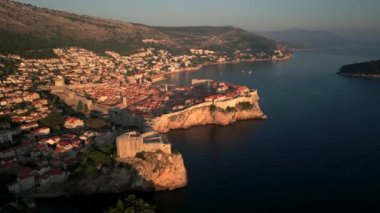 Hırvatistan 'ın Sunset kentindeki Dubrovnik Eski Kasabası' nın Hava Görüntüsü, UNESCO Dünya Mirası Alanı 4K, Game of Thrones çekim yeri, Kings Landing. Yüksek kalite 4k görüntü