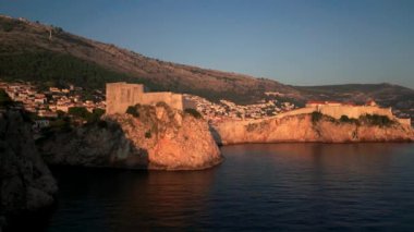 Hırvatistan 'ın Sunset kentindeki Dubrovnik Eski Kasabası' nın Hava Görüntüsü, UNESCO Dünya Mirası Alanı 4K, Game of Thrones çekim yeri, Kings Landing. Yüksek kalite 4k görüntü
