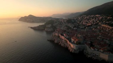 Hırvatistan 'ın Sunset kentindeki Dubrovnik Eski Kasabası' nın Hava Görüntüsü, UNESCO Dünya Mirası Alanı 4K, Game of Thrones çekim yeri, Kings Landing. Yüksek kalite 4k görüntü