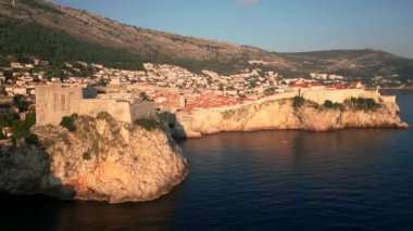 Hırvatistan 'ın Sunset kentindeki Dubrovnik Eski Kasabası' nın Hava Görüntüsü, UNESCO Dünya Mirası Alanı 4K, Game of Thrones çekim yeri, Kings Landing. Yüksek kalite 4k görüntü