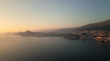 Hırvatistan 'ın Sunset kentindeki Dubrovnik Eski Kasabası' nın Hava Görüntüsü, UNESCO Dünya Mirası Alanı 4K, Game of Thrones çekim yeri, Kings Landing. Yüksek kalite 4k görüntü