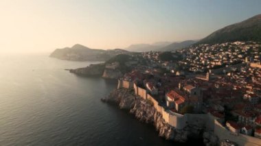Hırvatistan 'ın Sunset kentindeki Dubrovnik Eski Kasabası' nın Hava Görüntüsü, UNESCO Dünya Mirası Alanı 4K, Game of Thrones çekim yeri, Kings Landing. Yüksek kalite 4k görüntü
