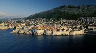 Hırvatistan 'ın Sunrise kentindeki Dubrovnik Eski Kasabası yakınlarındaki adanın havadan görüntüsü, UNESCO Dünya Mirası Alanı 4K, Game of Thrones çekim yeri, Kings Landing. Yüksek kalite 4k görüntü