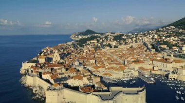 Hırvatistan 'ın Sunrise kentindeki Dubrovnik Eski Kasabası' nın Hava Görüntüsü, UNESCO Dünya Mirası Alanı 4K, Game of Thrones çekim yeri, Kings Landing. Yüksek kalite 4k görüntü