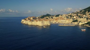 Hırvatistan 'ın Sunrise kentindeki Dubrovnik Eski Kasabası' nın Hava Görüntüsü, UNESCO Dünya Mirası Alanı 4K, Game of Thrones çekim yeri, Kings Landing. Yüksek kalite 4k görüntü
