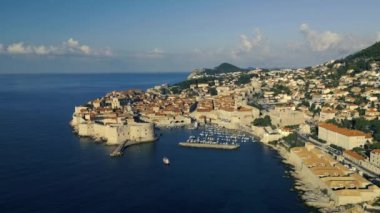 Hırvatistan 'ın Sunrise kentindeki Dubrovnik Eski Kasabası' nın Hava Görüntüsü, UNESCO Dünya Mirası Alanı 4K, Game of Thrones çekim yeri, Kings Landing. Yüksek kalite 4k görüntü