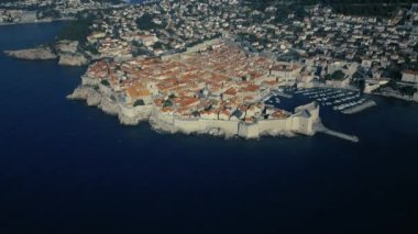 Hırvatistan 'ın Sunrise kentindeki Dubrovnik Eski Kasabası' nın Hava Görüntüsü, UNESCO Dünya Mirası Alanı 4K, Game of Thrones çekim yeri, Kings Landing. Yüksek kalite 4k görüntü