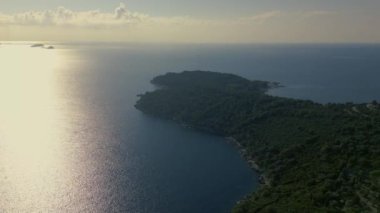 Hırvatistan 'ın Sunrise kentindeki Dubrovnik Eski Kasabası yakınlarındaki adanın havadan görüntüsü, UNESCO Dünya Mirası Alanı 4K, Game of Thrones çekim yeri, Kings Landing. Yüksek kalite 4k görüntü