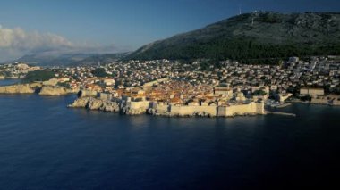Hırvatistan 'ın Sunrise kentindeki Dubrovnik Eski Kasabası yakınlarındaki adanın havadan görüntüsü, UNESCO Dünya Mirası Alanı 4K, Game of Thrones çekim yeri, Kings Landing. Yüksek kalite 4k görüntü
