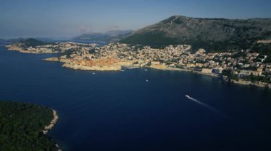 Hırvatistan 'ın Sunrise kentindeki Dubrovnik Eski Kasabası' nın Hava Görüntüsü, UNESCO Dünya Mirası Alanı 4K, Game of Thrones çekim yeri, Kings Landing. Yüksek kalite 4k görüntü
