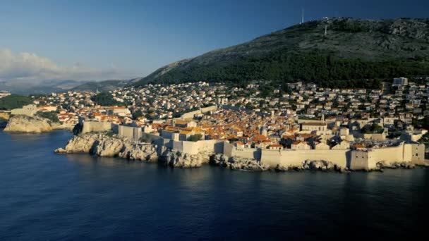 Hırvatistan Sunrise Kentindeki Dubrovnik Eski Kasabası Yakınlarındaki Adanın Havadan Görüntüsü — Stok video