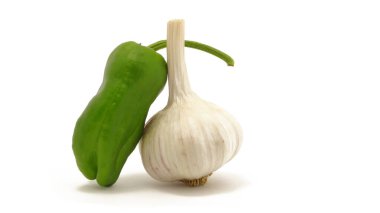 Sarımsakla sarılmış küçük yeşil biber