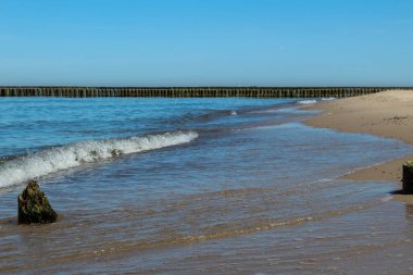 Grzybowo 'daki Baltık Denizi' nde güzel dalgalar
