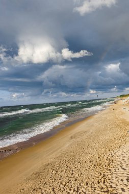 Baltık Denizi üzerindeki dramatik gökyüzü, Kolobrzeg, Polonya
