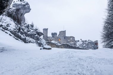 Polonya 'nın Ogrodzieniec kentindeki ortaçağ şatosunun kalıntıları
