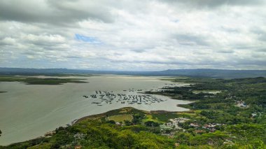 Güzel bir manzara ve tepeden çekilen su deposu. Balıkçılar için turistik yerler, balık kafesleri ve noktalar var.