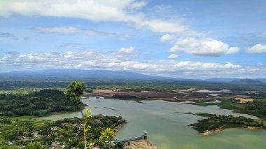 Güzel bir manzara ve tepeden çekilen su deposu. Balıkçılar için turistik yerler, balık kafesleri ve noktalar var.