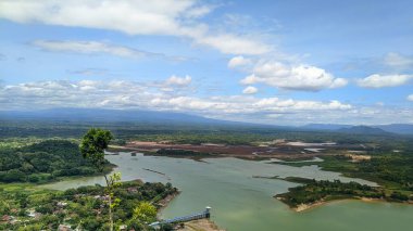 Güzel bir manzara ve tepeden çekilen su deposu. Balıkçılar için turistik yerler, balık kafesleri ve noktalar var.