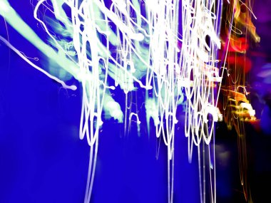 Dış uzayda canlı neon ışıklı bulanık arkaplan.