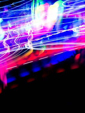 Işıl ışıl parlak neon renkler arka planı bulanıklaştırıyor. Buhar dalgası titreşimli bulanık bokeh gradyan dokusu.