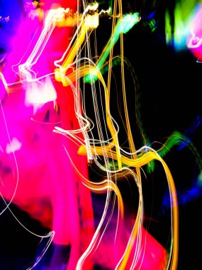 Soyut koyu neon çözünmüş sahte arkaplan ve bulanık efekt. Mutluluk kavramı odaklanmamış neon dokusu 