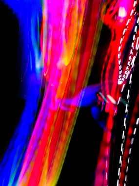 Görüntü ürünü için soyut Hitech arkaplanı. Kömür siyah dokusunda parlayan renkli parlak neon ışığı..