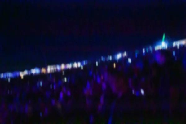 夜の野外ロックフェスティバルで群衆 夜の音楽祭で手を挙げて観客を魅了 — ストック写真