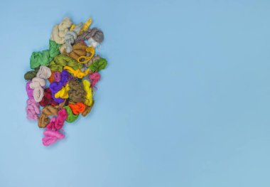 Renkli küf iplikleri. Nakış işlemek için çok renkli iplikler. Çapraz dikiş. Diş ipi dizisi