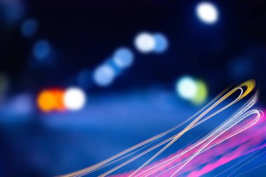 Kış gecesi donmuş doğa geçmişi bulanıklaştırdı. Kış gecesi manzarası bulanık.