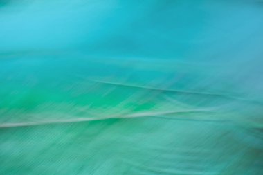 Mavi havalı yaratıcı fon ve odak ışığı topları yok. Soyut renkli bulanık mavi doku arkaplanı 