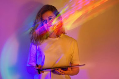 Öğrenci bir sanat stüdyosunda dijital resim deneyebilir. Göz kamaştırıcı genç bayan öğrenci dijital sanatçılar çalışma odasında ilham buluyor. Stüdyoda sanatçı dijital resim.