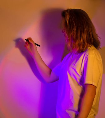 Modern dijital resim ve resimleme konsepti. Kız modern dijital sanatçı yeni sanat projesini yaratıyor. Sanal gerçeklikte özel sanat ekipmanları kullanarak çizim yapmak